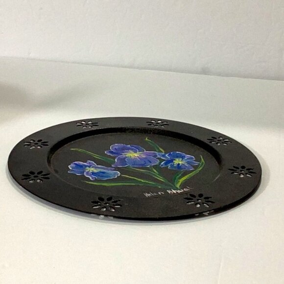 Vintage Metal Plate 8.5" Diameter Black w/ Blue Flowers signed Helen Bhual - Picture 4 of 4